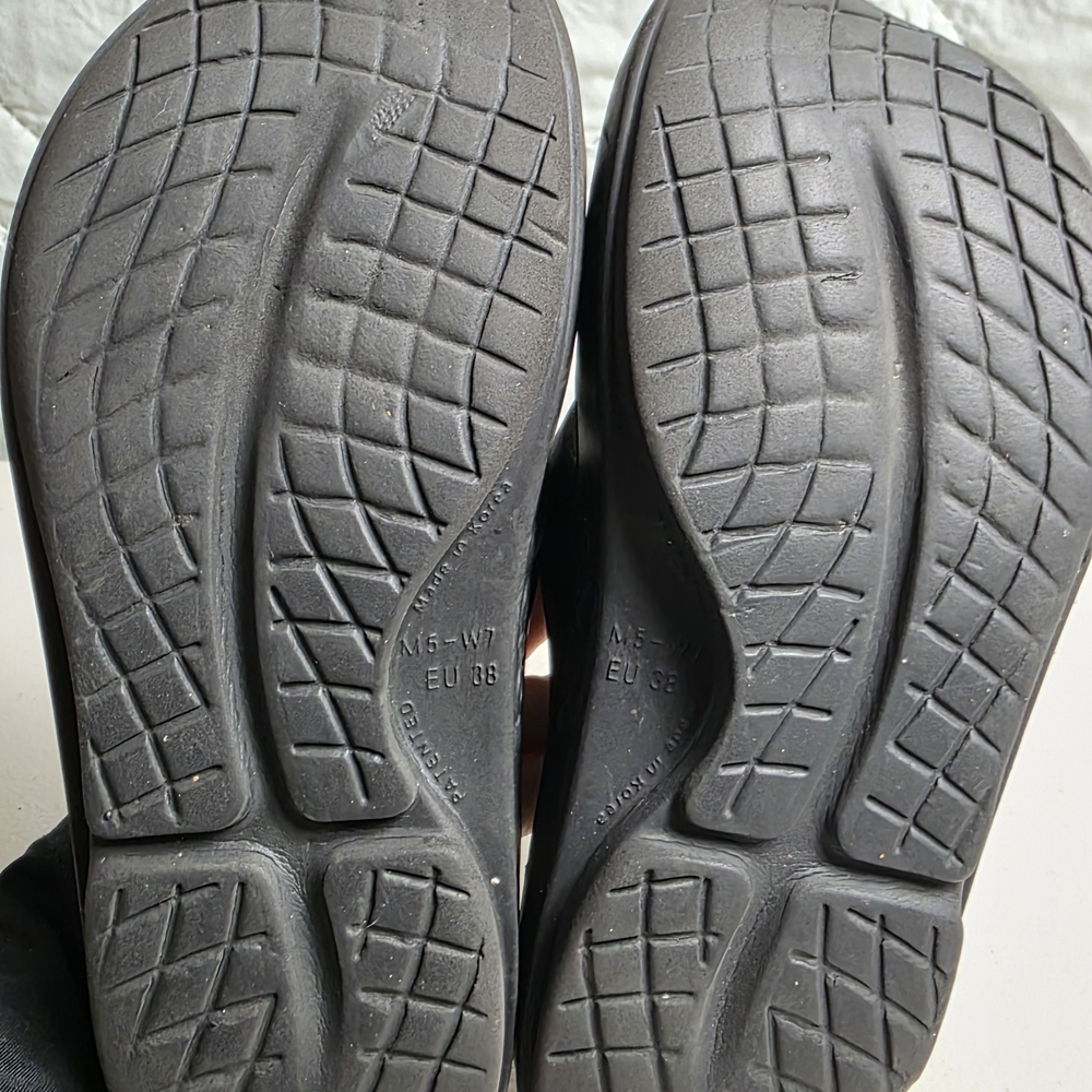 OOFOS Ooriginal Recovery Comfort Sandal Flip Flop 
Size Mens 5
Womens 7
 Black - Picture 7 of 10